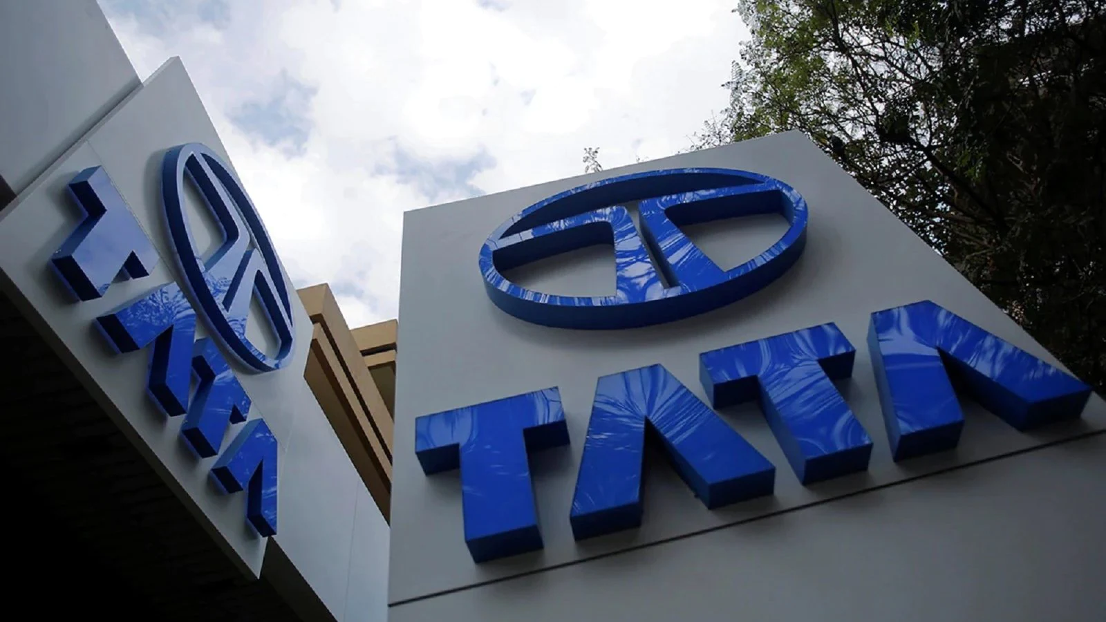 Tata Motors shares jumped 8% post results Q4; Should investors order profits or detention?