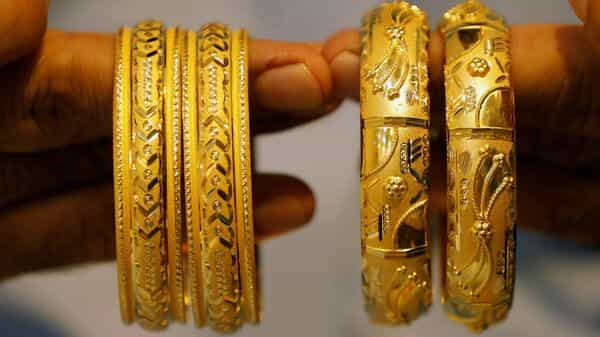 Gold price in India decreases for 24 carat and 22 carat on Monday